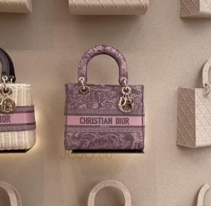 《上品なピンクカラーが素敵》Dior LadyD-Liteミディアムバッグ